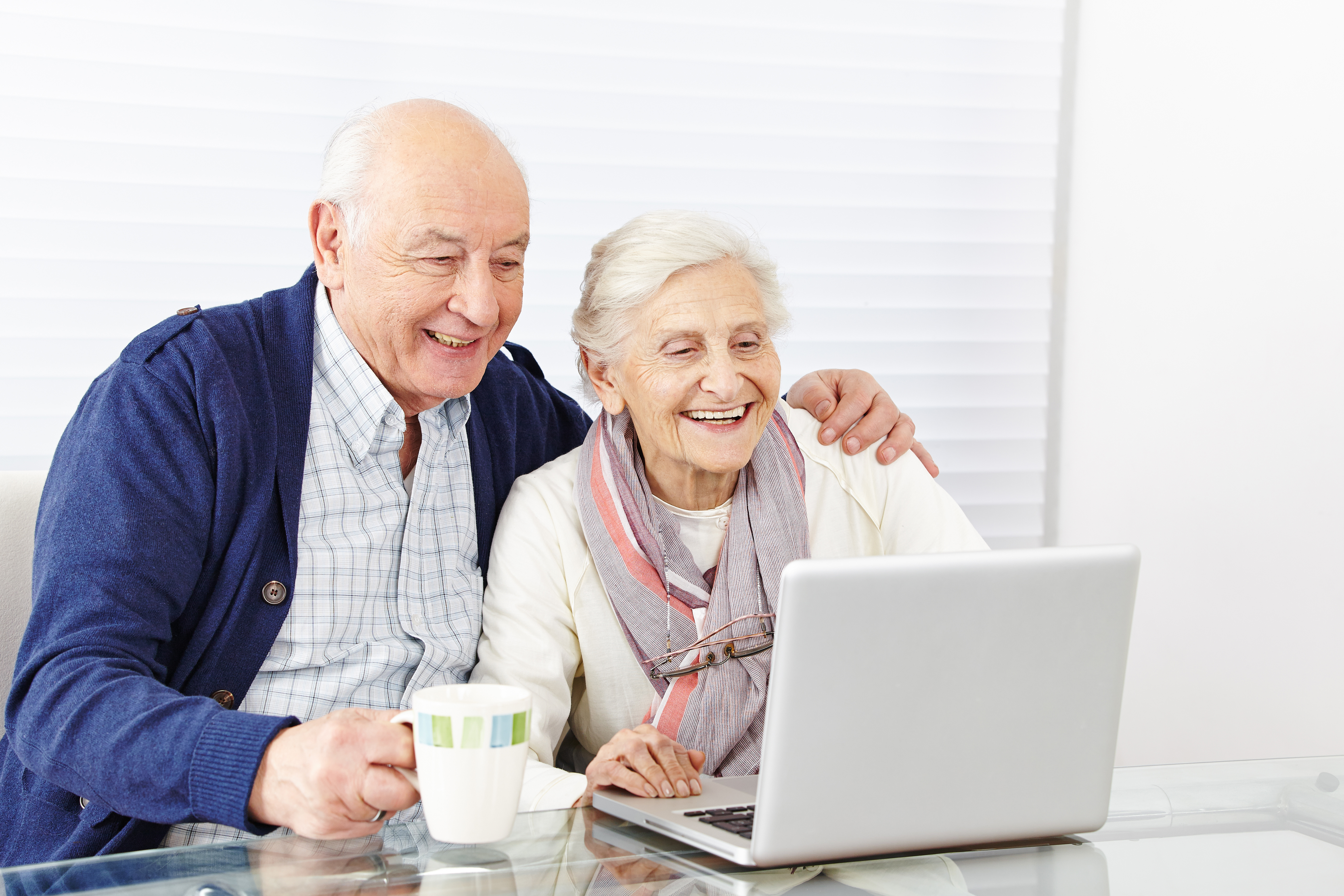 Авито для пенсионеров. Пенсионеры. Пожилые люди и компьютер. Счастливые пенсионеры. Пенсионеры и компьютер.